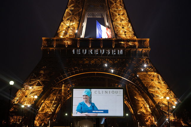 巴黎埃菲爾鐵塔上播放醫護人員感謝短片]新華社資料圖片^