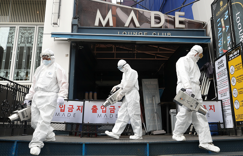 衞生人員在首爾市梨泰院爆發群聚感染的夜店門前噴灑消毒劑C(路透社資料圖片) 