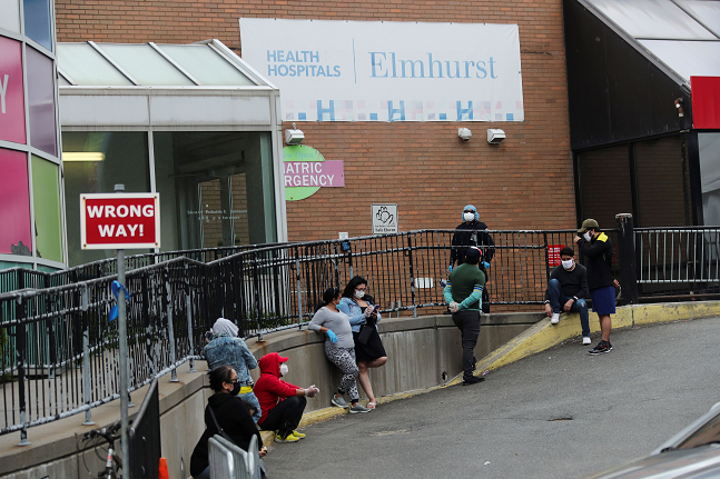 紐約一家醫院門口等待新冠病毒檢測的人]新華社資料圖片^