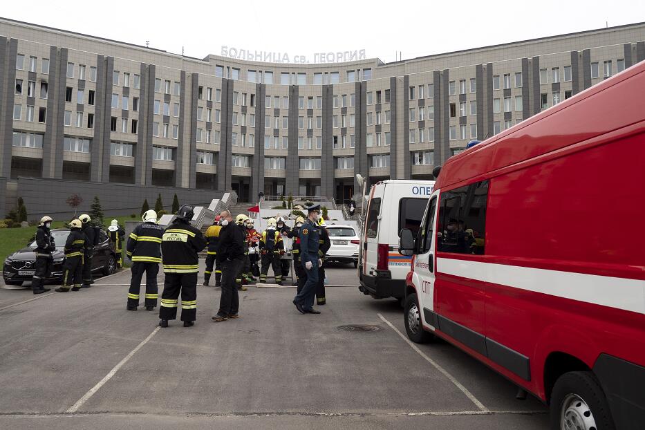 消防員在聖彼得堡的聖喬治醫院救出多人 (美聯社資料圖片)