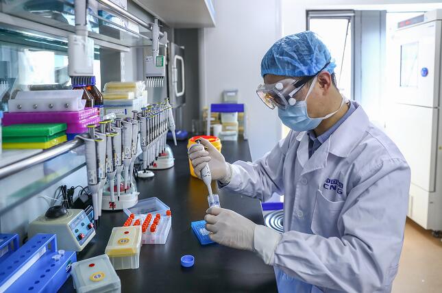 國藥集團中國生物新冠疫苗生產基地質量檢定部門對新型冠狀病毒滅活疫苗樣品進行雜質檢測]新華社資料圖片^