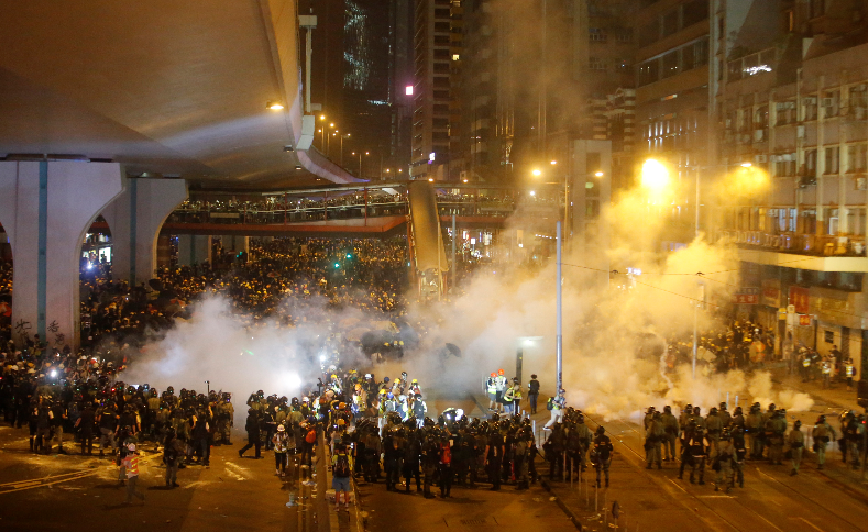 暴徒在上環非法集結中施暴C]香港文匯報資料圖片^