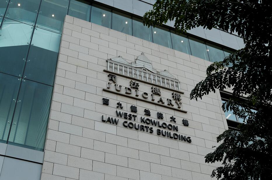 棍傷便衣警的中年婦人承認一項普通襲擊罪A今日在西九龍裁判法院被判監2個月(路透社資料圖片)