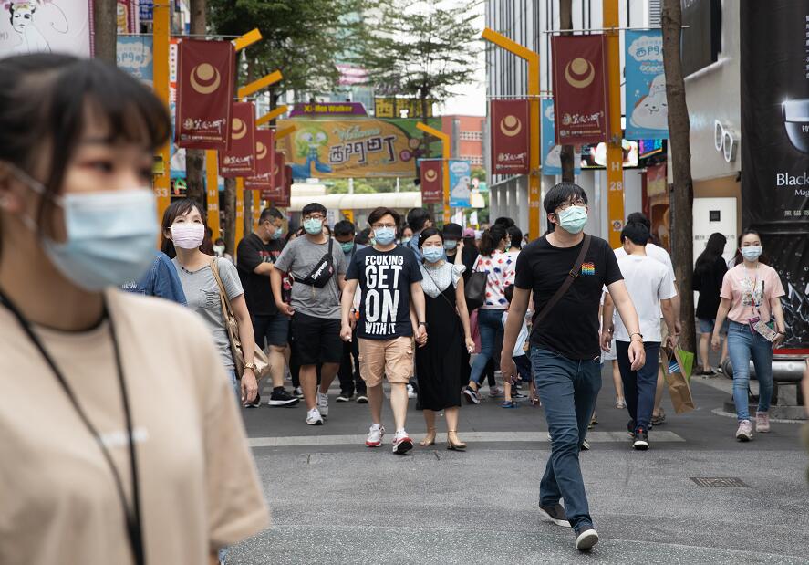台灣疫情明顯趨緩A假日大批民眾戴上口罩逛街 (u中央社v資料圖片)