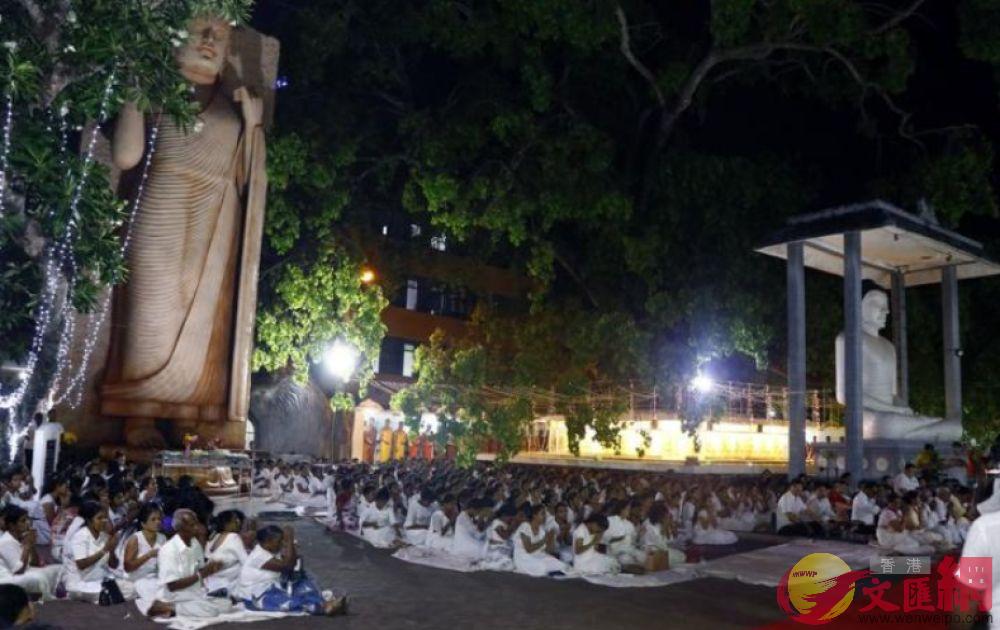  2020年2月5日A斯里蘭卡近千名各界民眾聚集在科倫坡佛教寺廟無畏寺A為中國人民抗擊新型冠狀病毒感染的肺炎疫情誦經B祈福C
