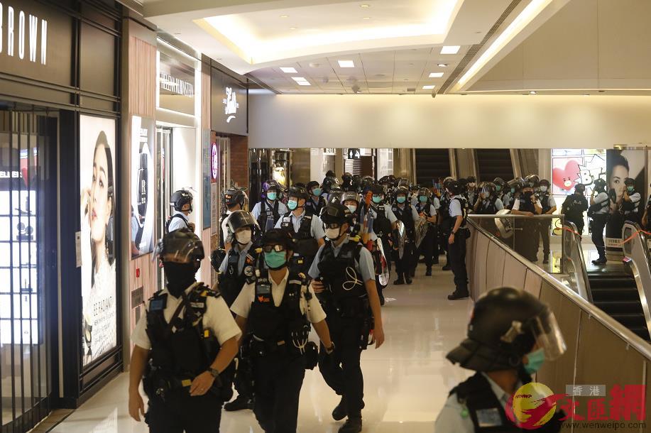 警方近日在沙田新城市廣場執法]香港文匯報資料圖片^