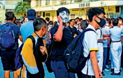 中小學生被煽動A身穿校服戴上黑暴面具上街