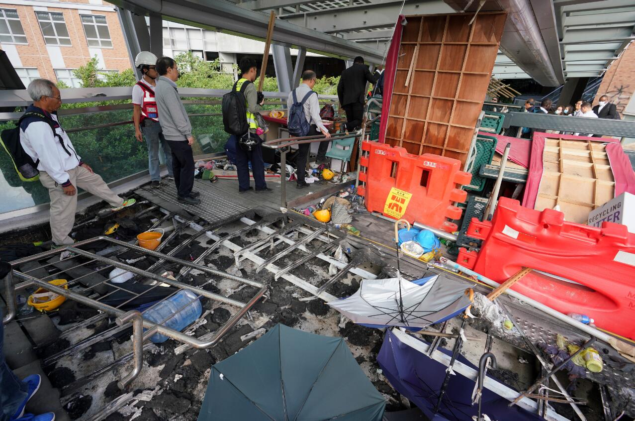 圖為被破壞的香港理工大學行人天橋C 香港中通社圖片