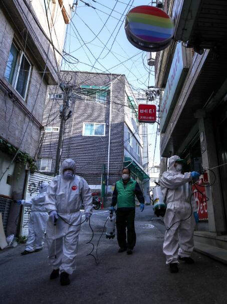 工作人員正在韓國街頭消毒 圖源G法新社