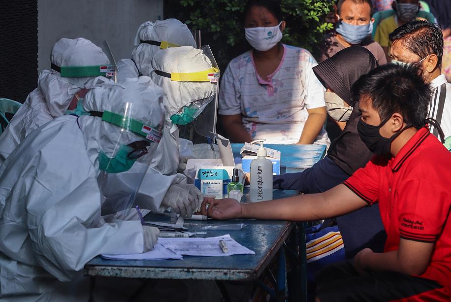 在印尼泗水A醫務工作者為人們進行新冠病毒檢測]新華社資料圖片^