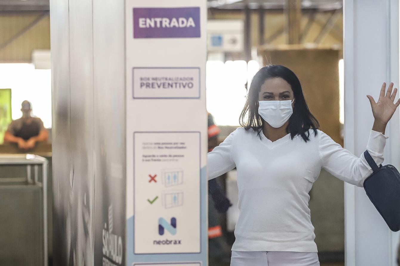 疫情下A一名巴西市民通過地鐵站的消毒裝置(新華社資料圖片)