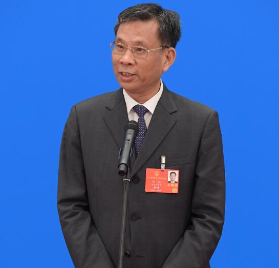 財政部部長劉昆通過網絡視頻方式接受採訪C
