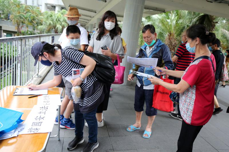 香港市民在街站簽名支持全國人大為香港建立健全維護國家安全的法律制度和執行機制