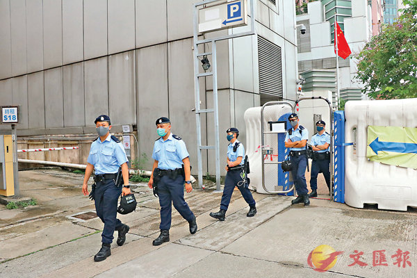 警員在中聯辦大樓外巡邏C 香港文匯報記者 攝