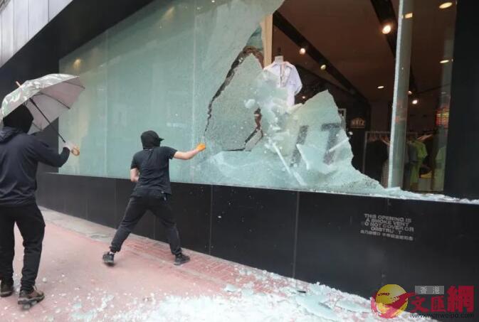 暴徒在銅鑼灣打砸燒AIT時裝店成攻擊目標A大幅櫥窗玻璃遭毀壞]大公報圖片^