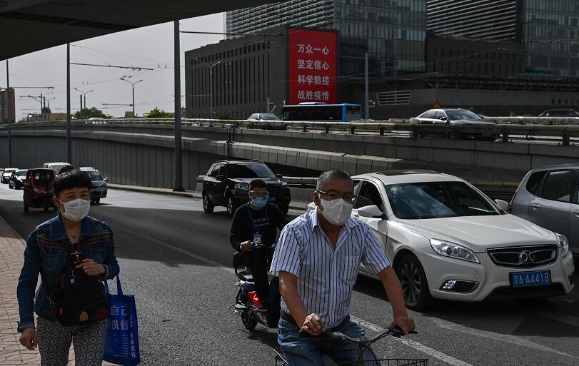  北京民眾上街都有截上口罩]中新社資料圖片^