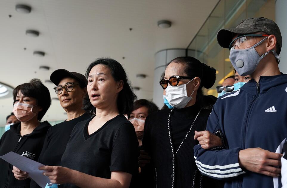 港澳知名企業家何鴻燊在香港養和醫院逝世A何鴻燊的家族成員會見記者A何超瓊(左三)代表家人發言C(新華社圖片)