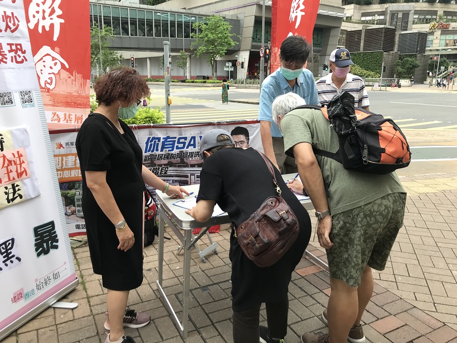 市民踴躍在工聯會設立的街站簽名支持u港區國安法v]大公文匯全媒體記者攝^