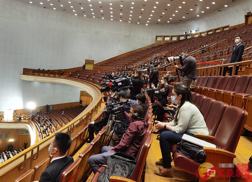 中外記者們在三樓參加閉幕式]記者朱燁攝^