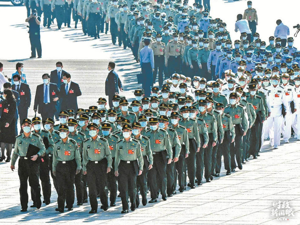 這是十三屆全國人大三次會議開幕會前A軍隊人大代表走向會場C]攝影G馮凱旋^