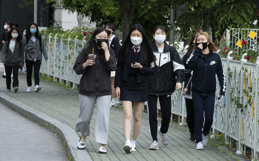 韓國的學校陸續開始復課A學生都戴上口罩 (新華社資料圖片)