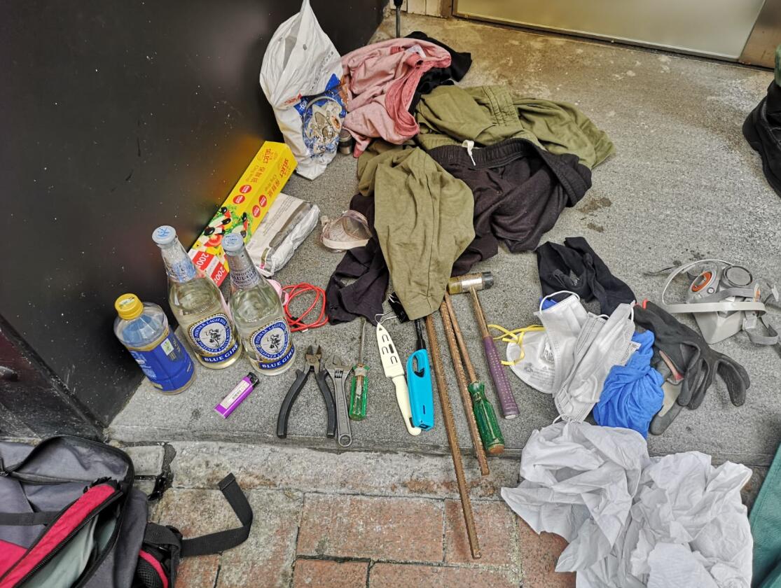 銅鑼灣一名男子涉藏汽油彈及鎚仔被捕 圖片來源G香港警方fb