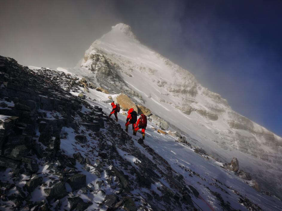 5月27日A2020珠峰高程測量登山隊正在向珠峰峰頂挺進C資料圖G新華社