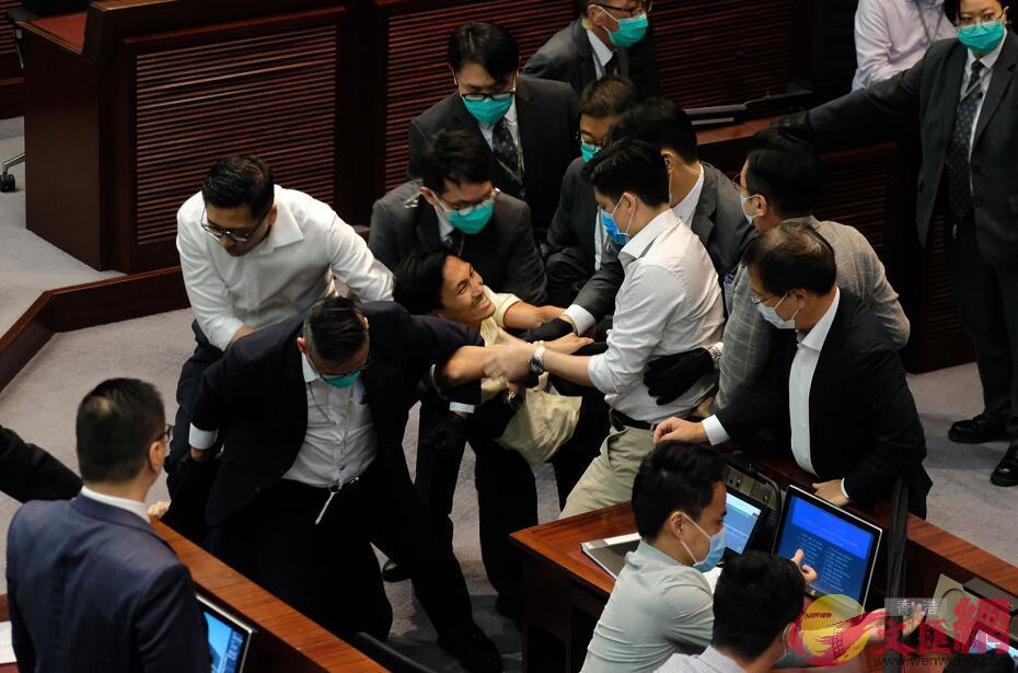 反對派議員衝擊立法會主席台C