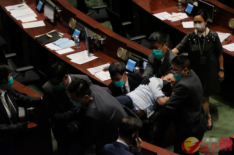 陳志全被被數名保安抬出會議廳 ]大公文匯全媒體記者 麥鈞傑攝^