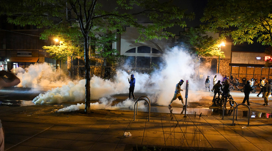 明尼阿波利斯警方使用催淚彈驅散示威者C]路透社^