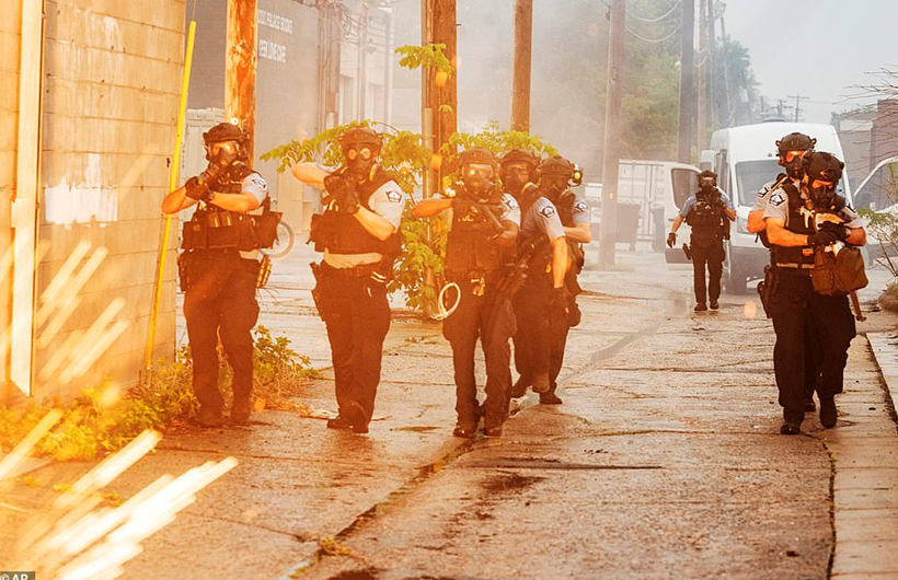 明尼亞波利斯警察使用催淚彈和橡皮子彈A驅散示威者C]美聯社^