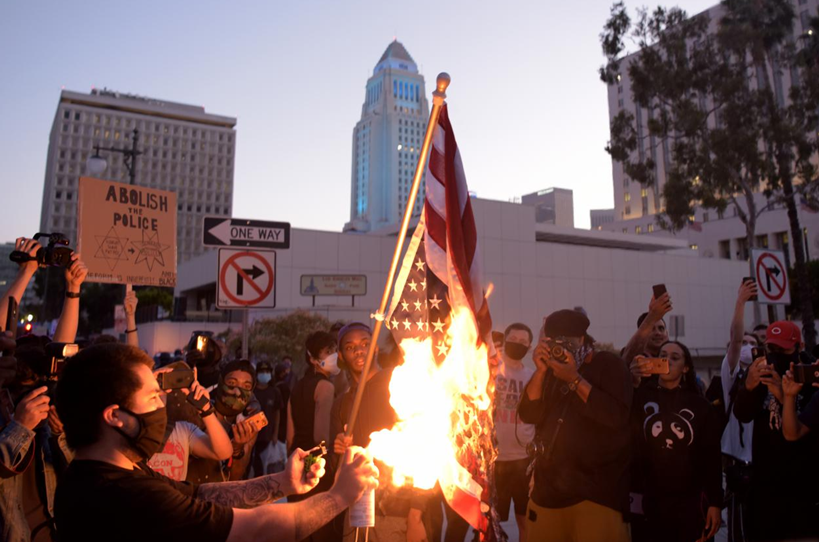洛杉磯亦爆發示威A示威者焚燒美國國旗C]法新社^
