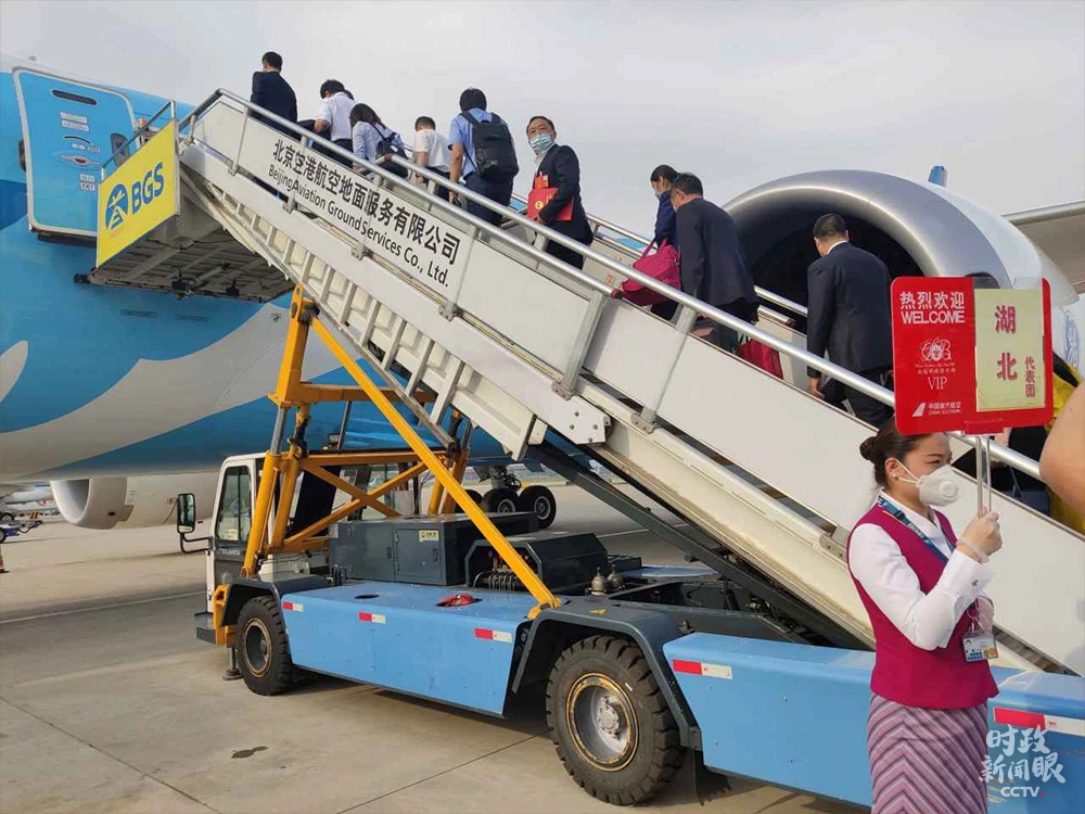 湖北代表團乘機離開北京C