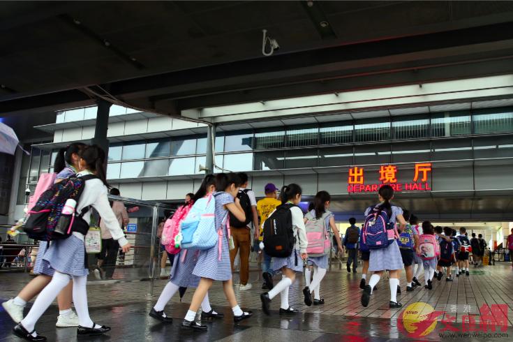 跨境學童可於深圳市公安局換領三個月多次往返回鄉證]香港大公報資料圖片^