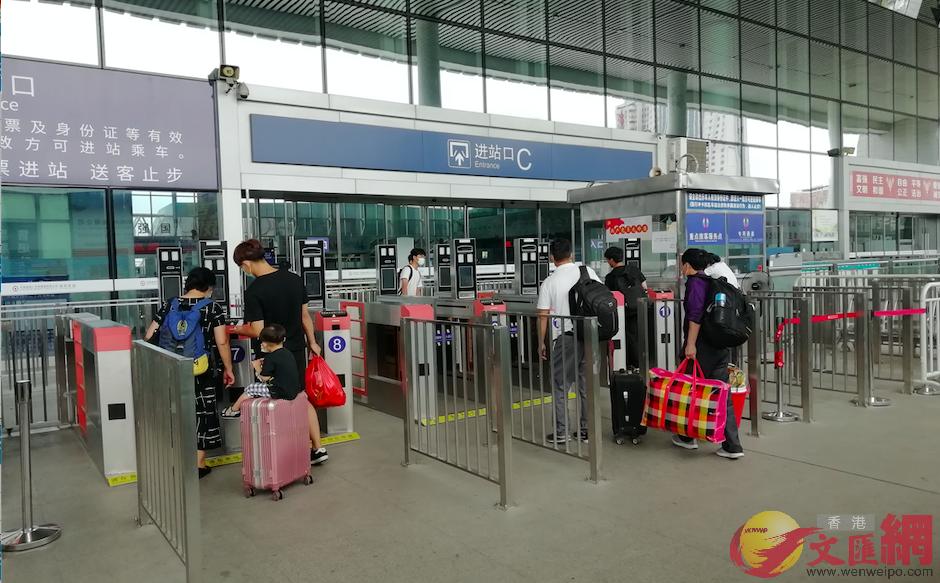 許多工人因為工廠沒有訂單紛紛乘火車離開深圳回老家A圖為深圳東站一些乘客回家]記者 李昌鴻 攝^