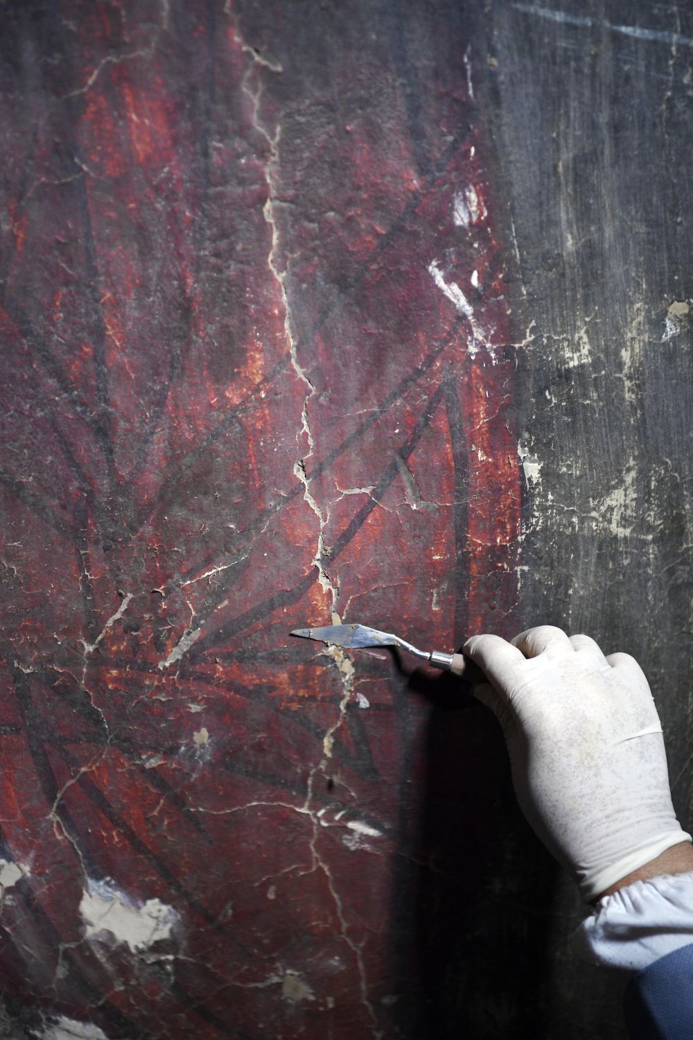 文物修復專家在寧夏須彌山石窟圓光寺48號窟內修復壁畫 受訪者供圖