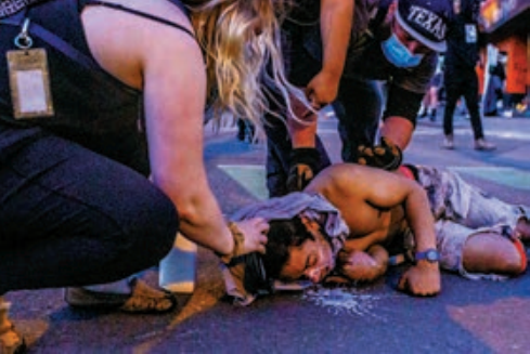  一名示威者在明尼阿波利斯警察局第三分局外示威時被警鎮壓A受傷倒地]法新社^ 