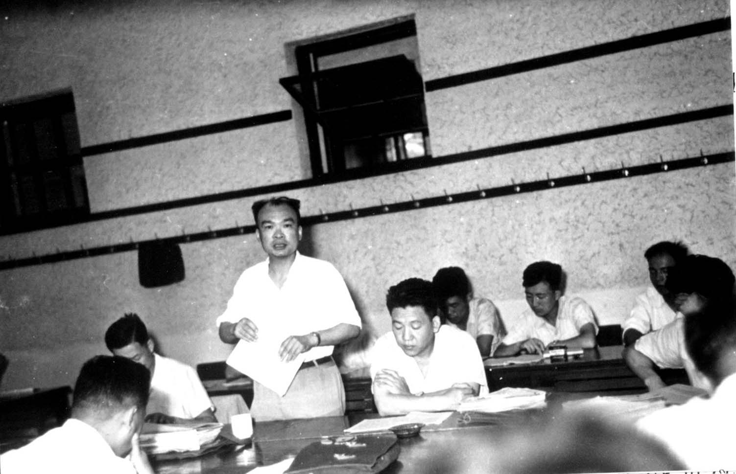 1964年夏A作為總設計師的黃志千和總工程師劉鴻志組織加快殲八飛機的研製]瀋陽飛機設計研究所供圖^