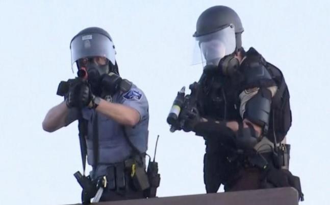攝影師查韋斯拍攝的畫面顯示A一名警察直接將槍口向他瞄準]路透社^