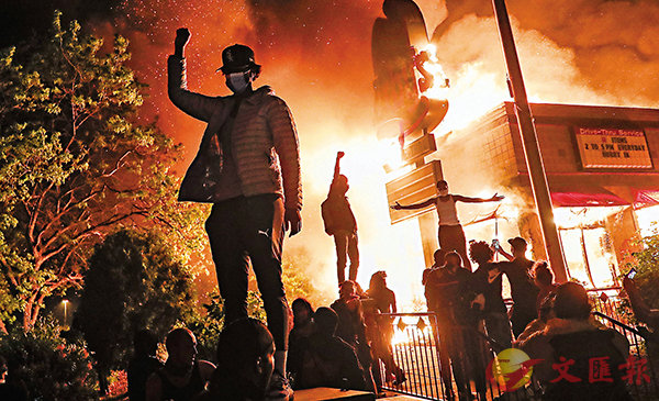 明尼阿波利斯市示威者焚燒快餐店C 資料圖G美聯社