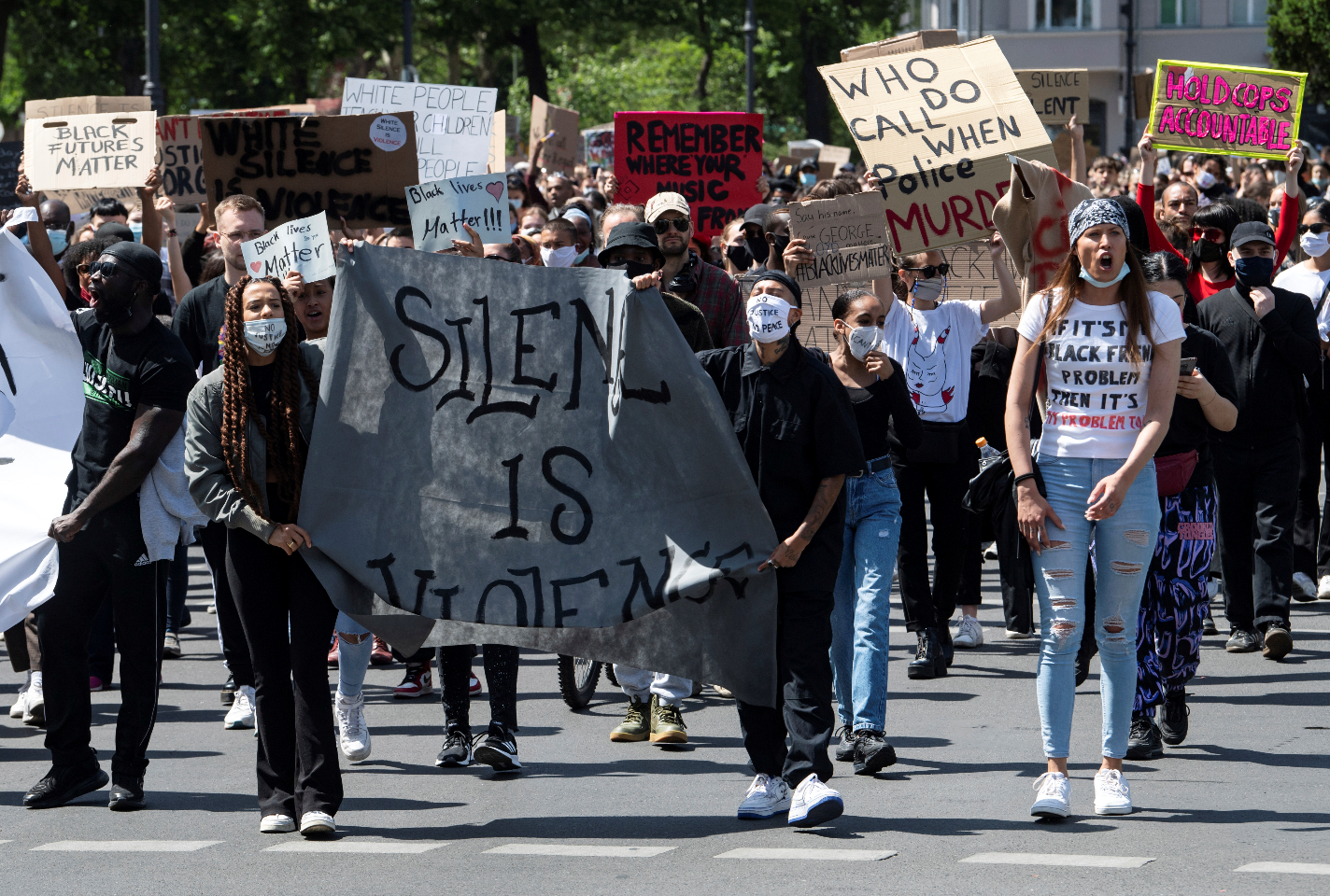 美國民眾走上街頭A抗議白人警察暴力對待黑人嫌犯致其死亡]美聯社^