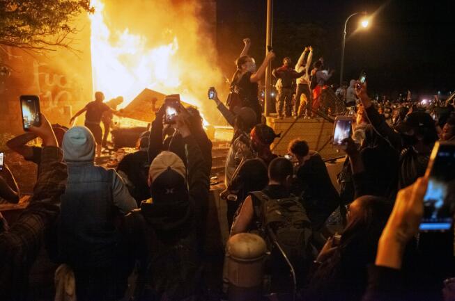 美國明尼蘇達州A有示威者點燃一警察局 (新華社資料圖片)