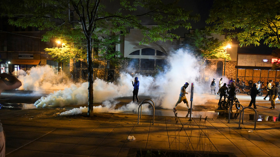 早前美國警方向示威者使用催淚彈]路透社資料圖片^