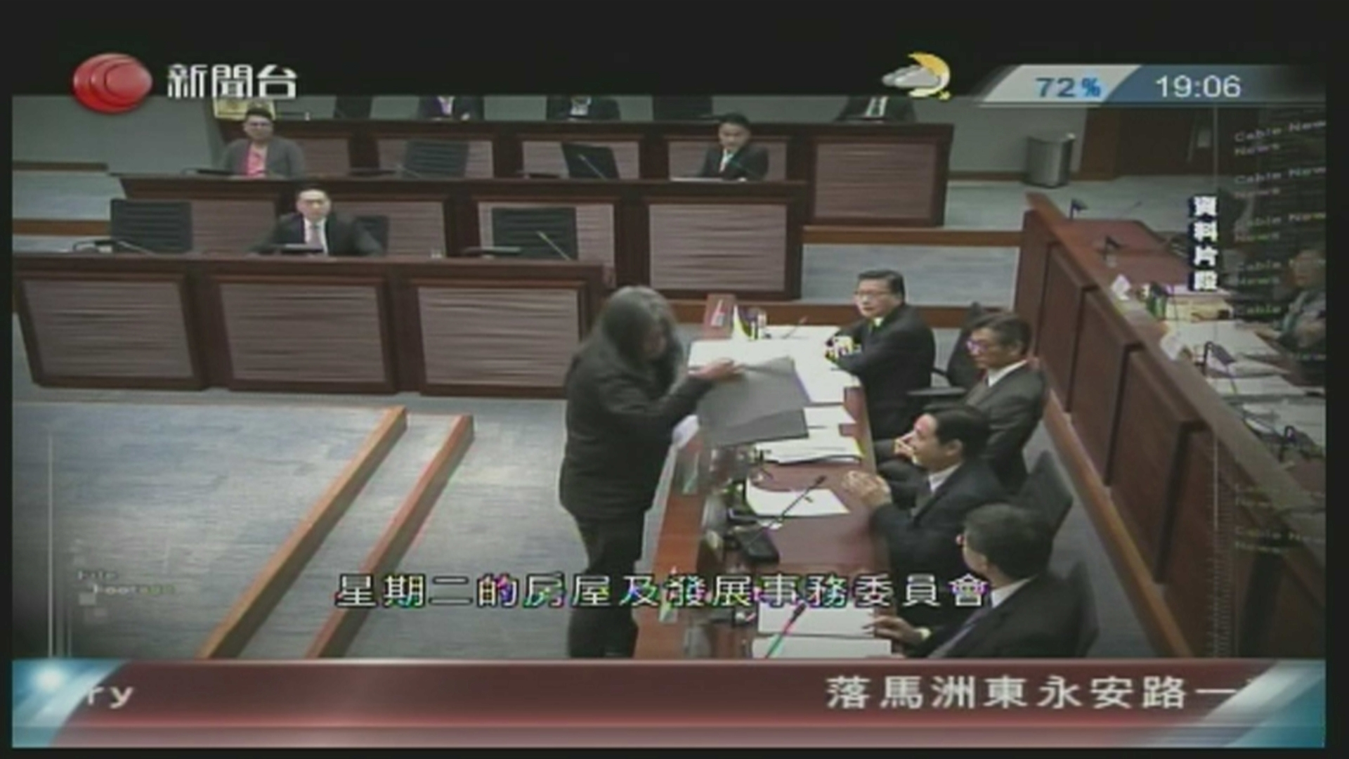 梁國雄在立法會會議上公然搶走馬紹祥放在會議桌上的文件夾]電視截圖^