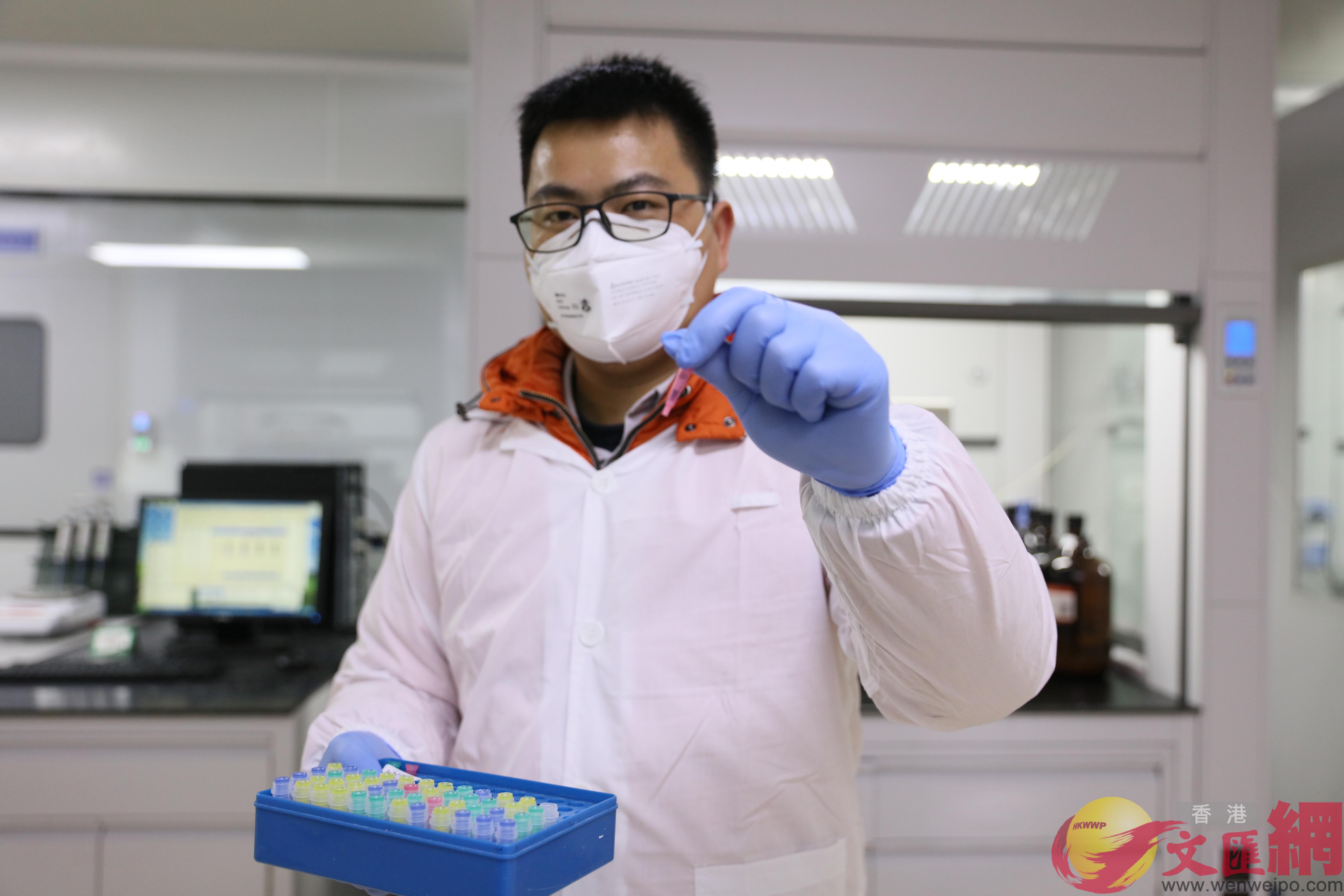 中國新冠肺炎檢測試劑盒性能國際領先C圖為廣州一家研發機構展示最新研制的檢測產品C敖敏輝攝