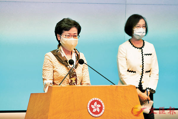  特首林鄭月娥（左）今日赴京，向中央反映港人對港區國安法的意見和建議。 香港文匯報記者 攝