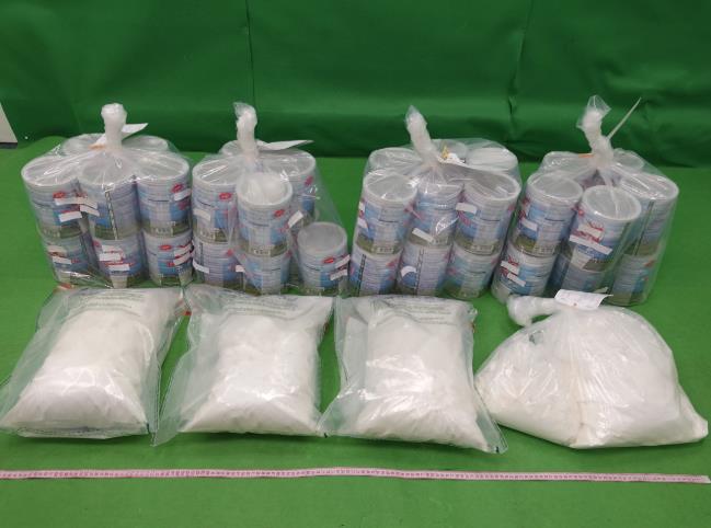 海關檢獲的懷疑可卡因及用作收藏毒品的配方奶粉罐。(政府新聞處圖片)
