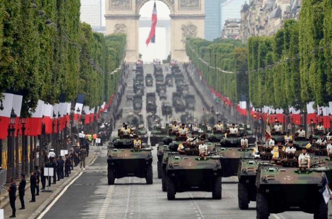 每年法國國慶A儀仗隊都會途經香榭麗舍大道 (法新社資料圖片)