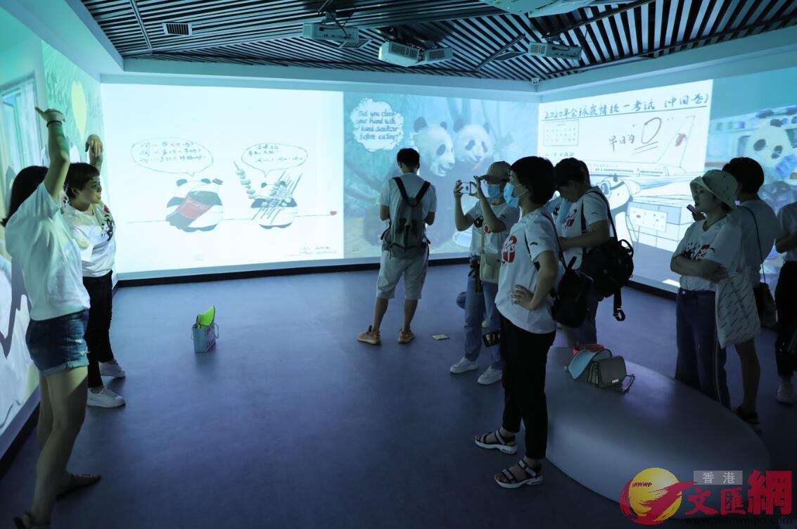 隊員們參觀u我們的約定v戰疫主題大熊貓藝術作品展覽
