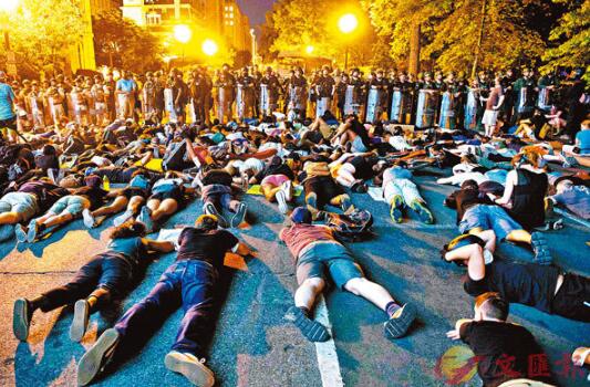  華盛頓示威者在白宮外的警方防線前躺下C ]法新社^